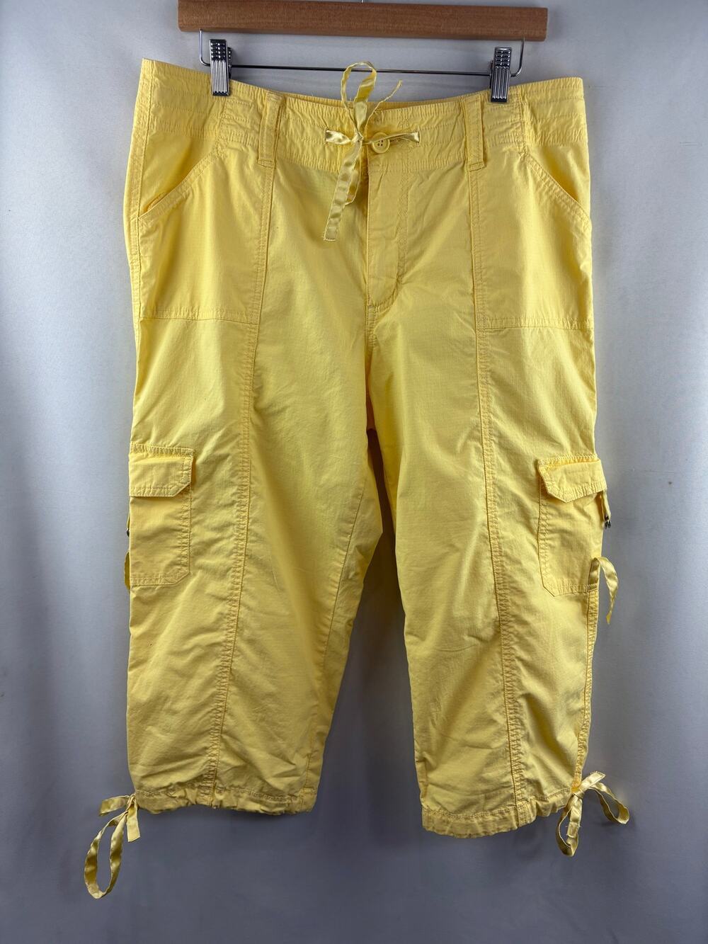 Women’s Venezia Size 14 Butter Yellow Cargo Capris